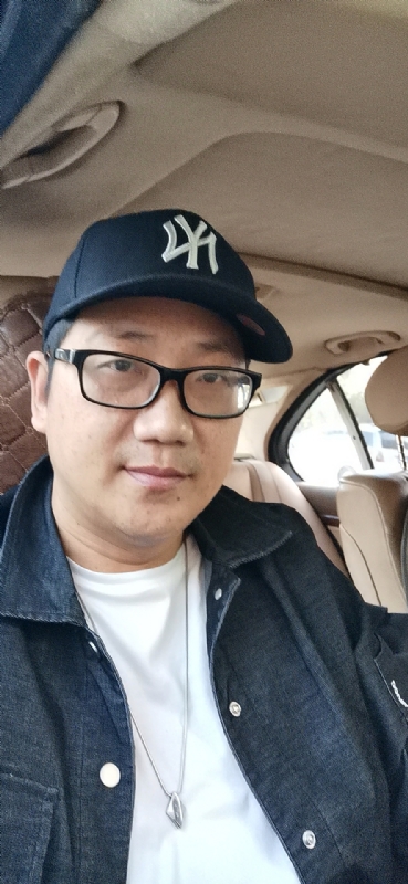 拥抱幸福的第一张照片--石狮蓝颜知己交友网